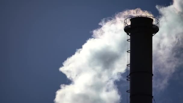 La fumée vient de la cheminée. Pollution atmosphérique. L'écologie. Kiev. Ukraine . — Video