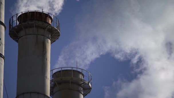 Er komt rook uit de schoorsteen. Luchtverontreiniging. Ecologie. Kiev. Oekraïne. — Stockvideo