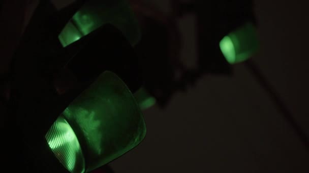 Feu de circulation sur la route la nuit. Gros plan. Kiev. Ukraine 