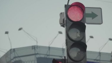 Gündüz vakti yolda trafik ışığı yanıyor. Yakın plan. Kyiv. Ukrayna