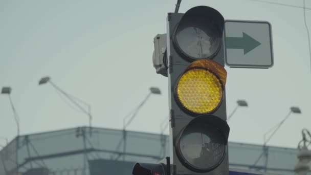 Trafikljus på vägen under dagen. Närbild. Kiev. Ukraina — Stockvideo