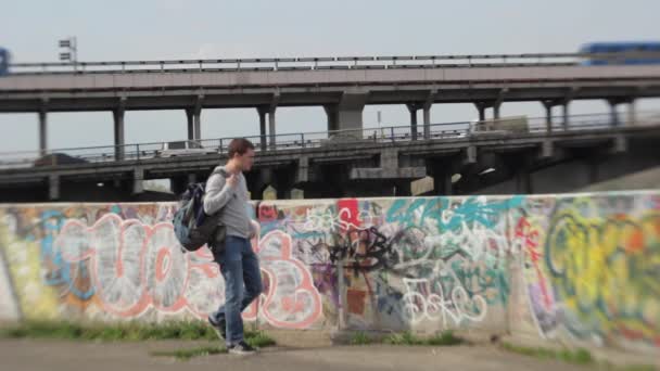 Hombre turista en la ciudad. Mochila. Kiev. Ucrania — Vídeos de Stock