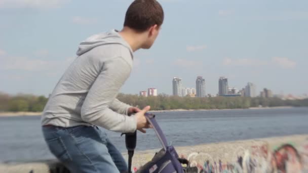 Muž turista ve městě. Batoh. Kyjev. Ukrajina — Stock video