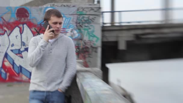 El tipo está hablando por celular. Kiev. Ucrania — Vídeos de Stock