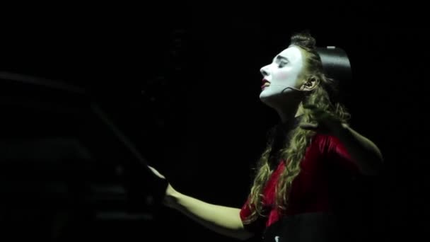 Női színésznő a színház színpadán. Kijevben. Ukrajna — Stock videók