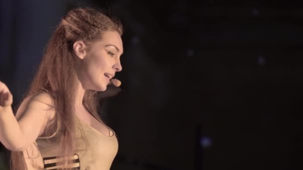 Mujer actriz en el escenario del teatro. Kiev. Ucrania — Vídeos de Stock