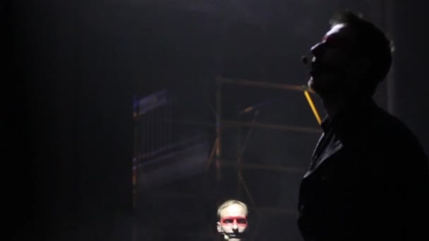 Ο αρσενικός ηθοποιός παίζει ένα ρόλο στη σκηνή του θεάτρου. Κίεβο. Ουκρανία — Αρχείο Βίντεο
