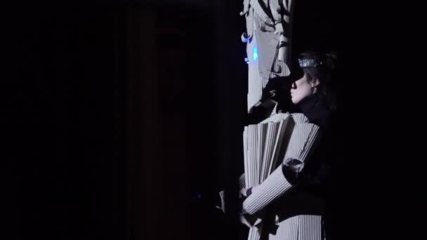 Herec v papírovém obleku hraje roli na jevišti divadla. Kyjev. Ukrajina — Stock video