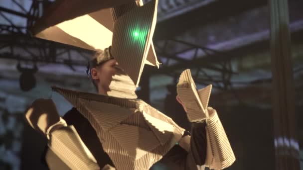 Aktor w papierowym garniturze odgrywa rolę na scenie teatru. Kijów. Ukraina — Wideo stockowe