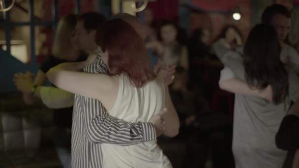 Folk dansar tango. Kiev. Ukraina — Stockvideo