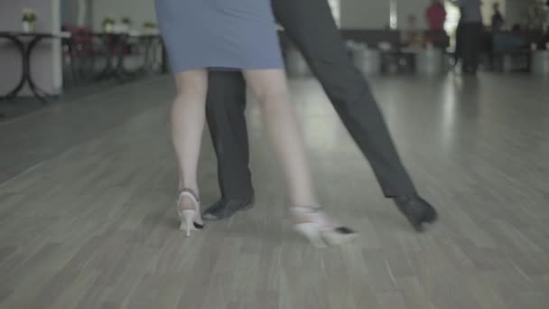 Mensen dansen tango. Kiev. Oekraïne — Stockvideo