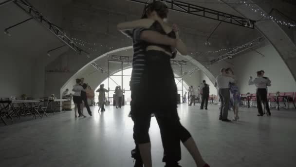 La gente baila tango. Kiev. Ucrania — Vídeo de stock