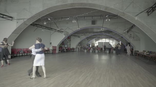 Танго танцюють танцюристи. Київ. Україна — стокове відео