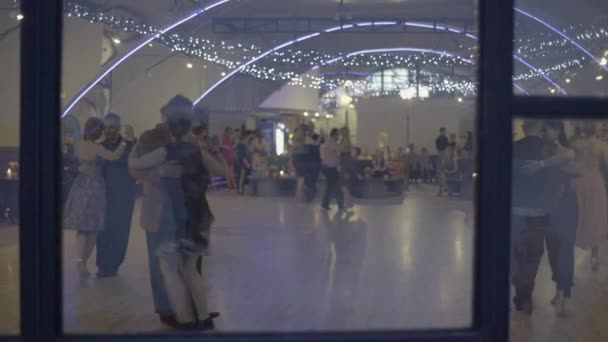 La gente baila tango. Kiev. Ucrania — Vídeos de Stock