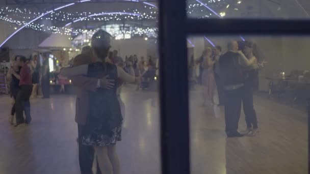 Mensen dansen tango. Kiev. Oekraïne — Stockvideo