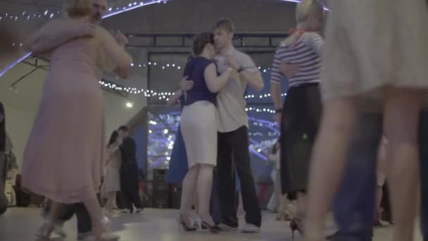 As pessoas dançarinas dançam tango. Kiev. Ucrânia — Vídeo de Stock