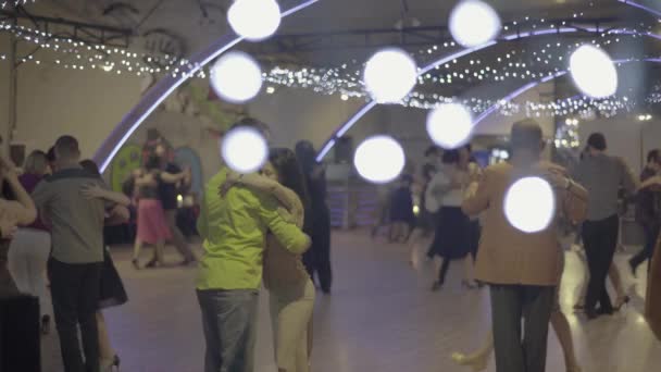 As pessoas dançarinas dançam tango. Kiev. Ucrânia — Vídeo de Stock