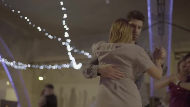 Lidé tančí tango. Kyjev. Ukrajina — Stock video