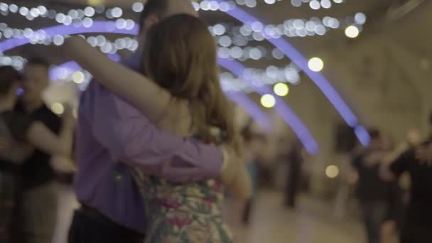 As pessoas dançarinas dançam tango. Kiev. Ucrânia — Vídeo de Stock