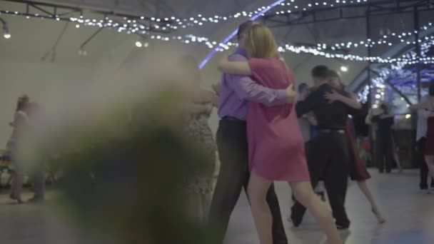 Mensen dansen tango. Kiev. Oekraïne — Stockvideo