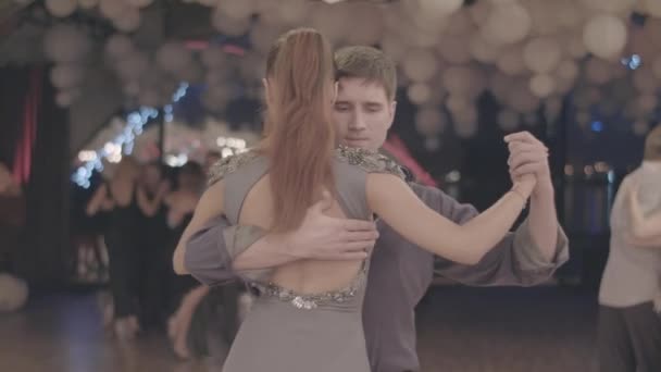 İnsanlar tango yapar. Kyiv. Ukrayna — Stok video