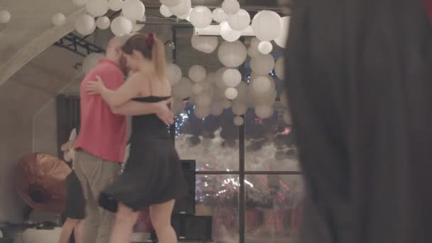 İnsanlar tango yapar. Kyiv. Ukrayna — Stok video