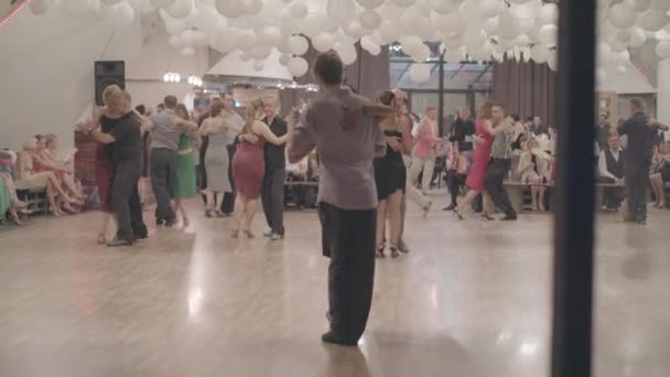 Танго танцюють танцюристи. Київ. Україна — стокове відео