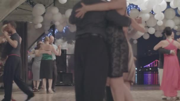 Mensen dansen tango. Kiev. Oekraïne — Stockvideo