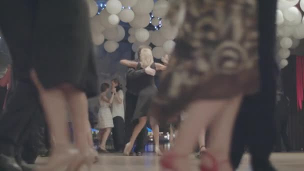 Oamenii dansatori dansează tango. Kiev. Ucraina — Videoclip de stoc