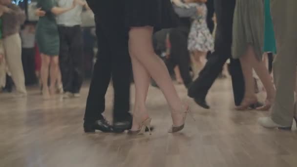 As pessoas dançarinas dançam tango. Kiev. Ucrânia — Vídeo de Stock