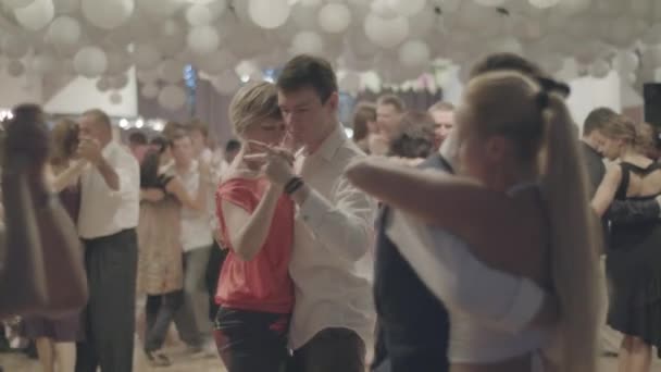 As pessoas dançarinas dançam tango. Kiev. Ucrânia — Vídeo de Stock