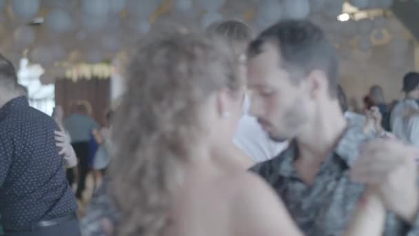 踊り手はタンゴを踊る。キエフ。ウクライナ — ストック動画