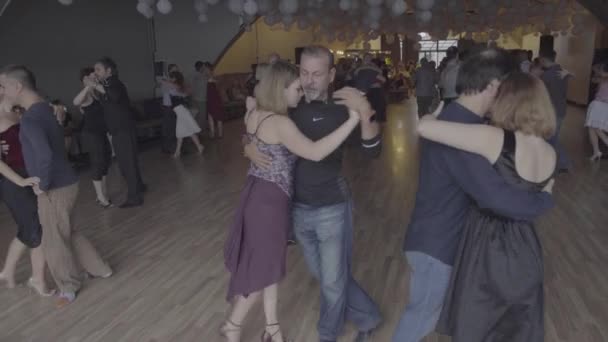 Lidé tančí tango. Kyjev. Ukrajina — Stock video