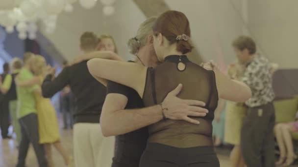 As pessoas dançarinas dançam tango. Kiev. Ucrânia — Vídeo de Stock