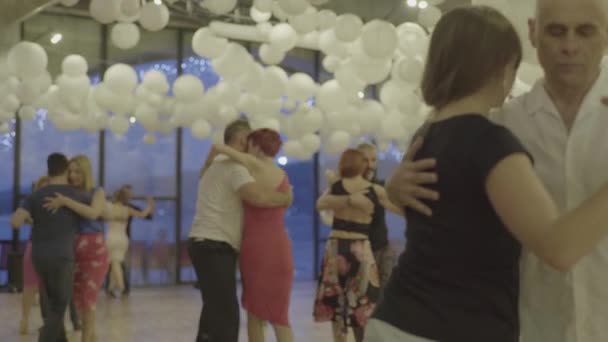 İnsanlar tango yapar. Kyiv. Ukrayna — Stok video