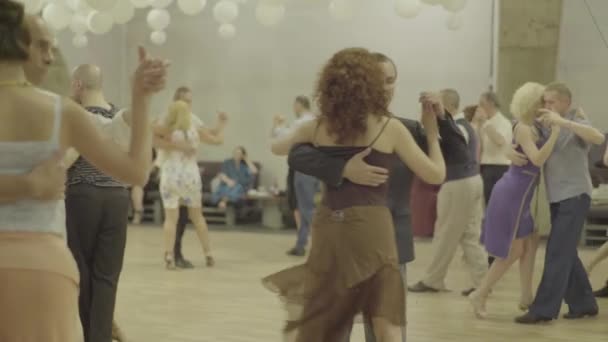 İnsanlar tango yapar. Kyiv. Ukrayna — Stok video