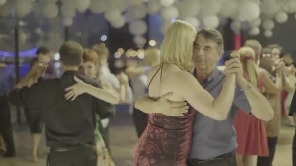 Volkstänzer tanzen Tango. kyiv. Ukraine — Stockvideo