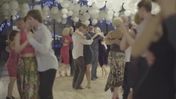 La gente baila tango. Kiev. Ucrania — Vídeo de stock