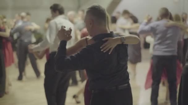 Oamenii dansatori dansează tango. Kiev. Ucraina — Videoclip de stoc