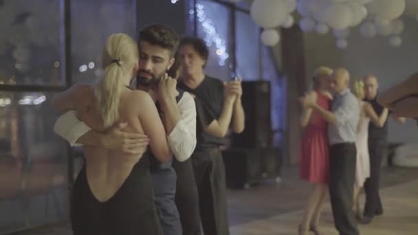 Les danseurs dansent le tango. Kiev. Ukraine — Video