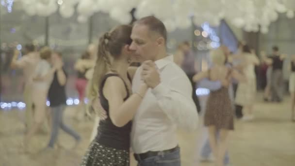 As pessoas dançarinas dançam tango. Kiev. Ucrânia — Vídeo de Stock