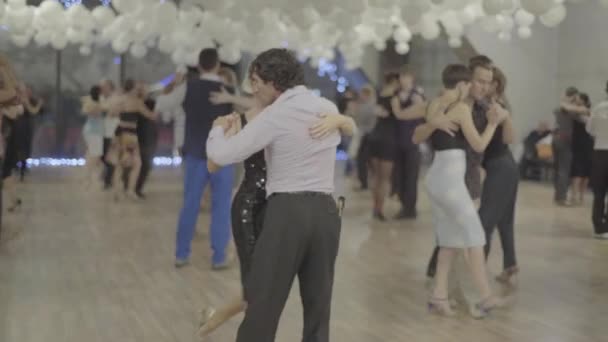 Lidé tančí tango. Kyjev. Ukrajina — Stock video