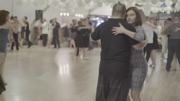 Oamenii dansatori dansează tango. Kiev. Ucraina — Videoclip de stoc