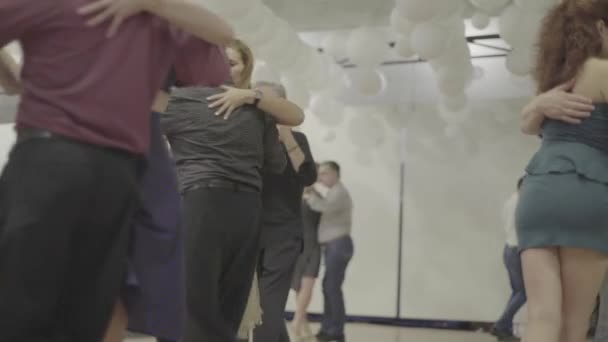 İnsanlar tango yapar. Kyiv. Ukrayna — Stok video