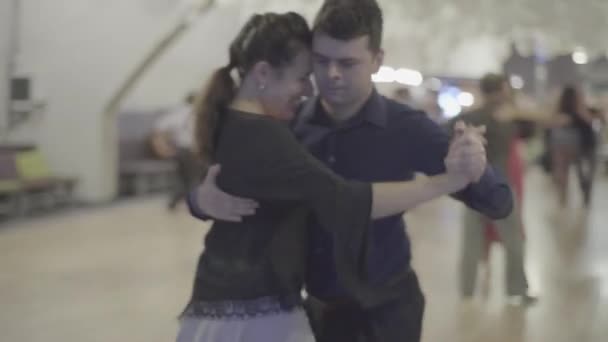 Tancerze tańczą tango. Kijów. Ukraina — Wideo stockowe