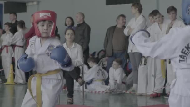 Konkursy Taekwondo. Dzieci. Zwolnij trochę. Kijów. Ukraina — Wideo stockowe