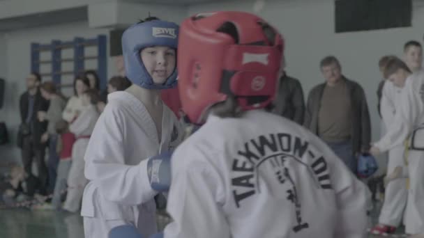 Concursos de Taekwondo. Niños. En cámara lenta. Kiev. Ucrania — Vídeo de stock