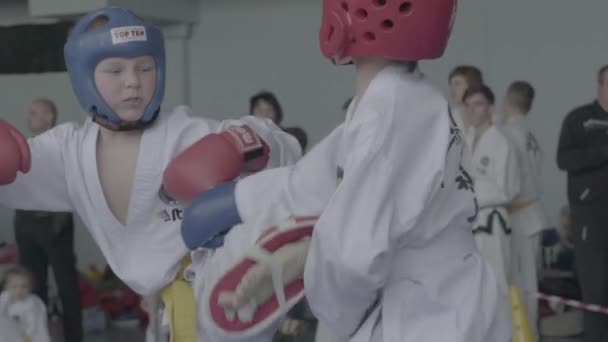 Concursos de Taekwondo. Niños. En cámara lenta. Kiev. Ucrania — Vídeos de Stock
