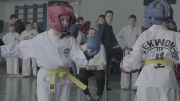 Concursos de Taekwondo. Niños. En cámara lenta. Kiev. Ucrania — Vídeos de Stock