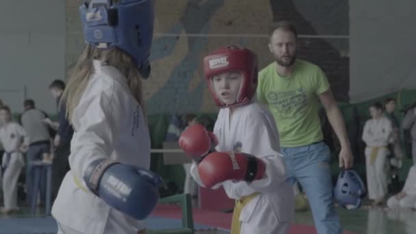 Taekwondo konkurrencer. Børn. Langsom bevægelse. Kiev. Ukraine – Stock-video